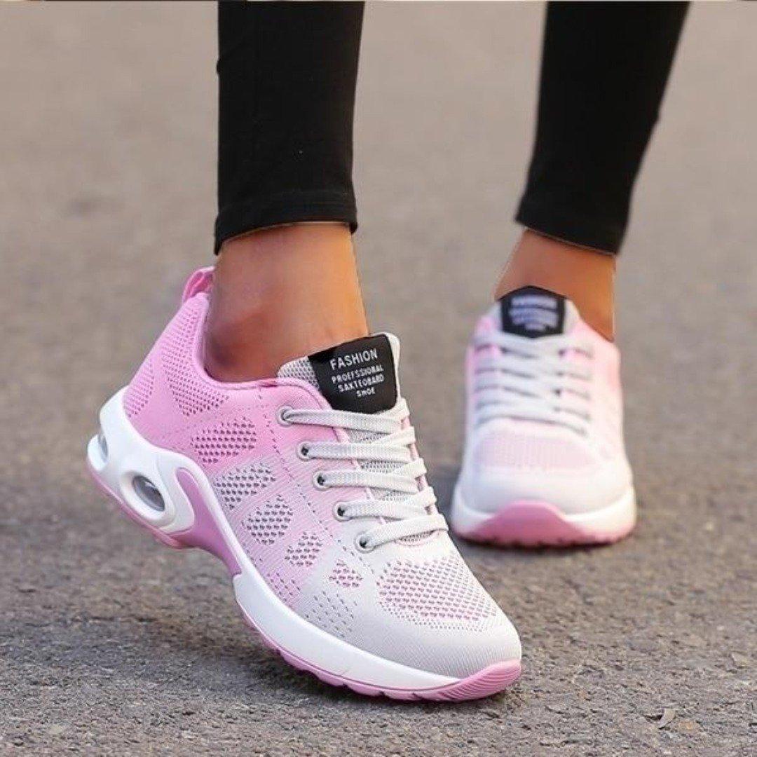 Baskets en maille dégradé rose clair vers blanc, lacets gris et semelle blanche avec bulle d'air, portées avec un legging noir. 4