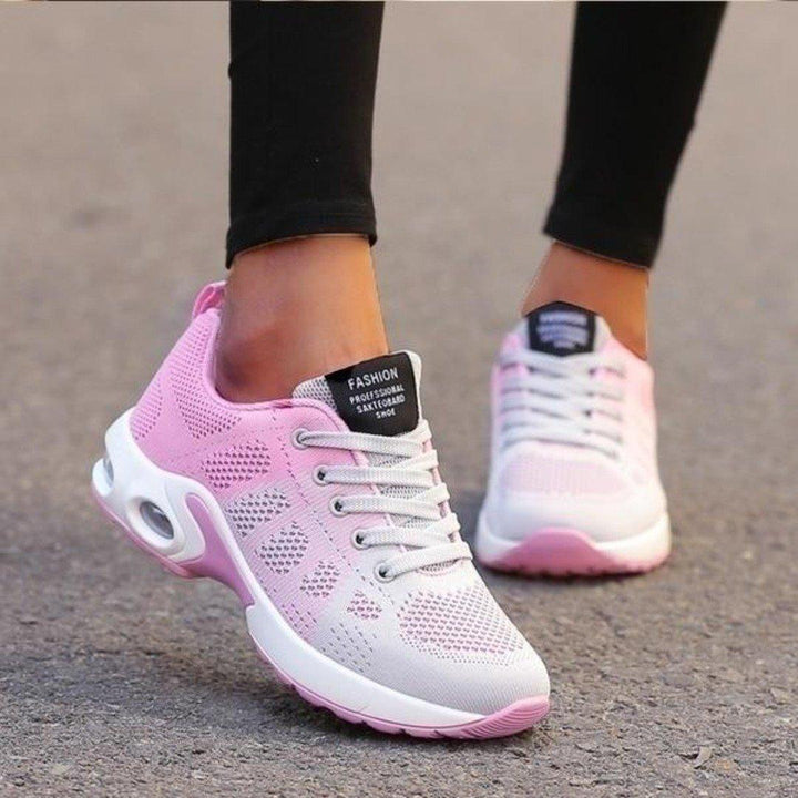 Baskets en maille dégradé rose clair vers blanc, lacets gris et semelle blanche avec bulle d'air, portées avec un legging noir. 4