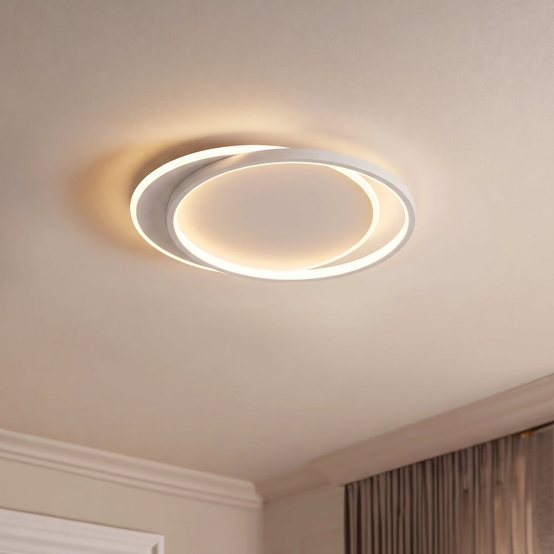 Luminaire allumé vu en légère contre-plongée, avec corniche et rideau au coin d'une pièce 3