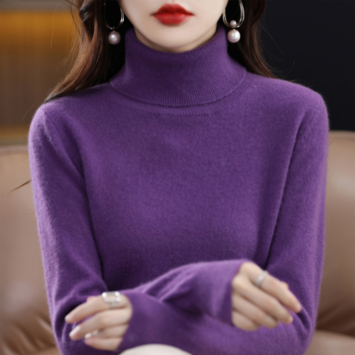 Pull violet à col roulé porté par une femme, bras croisés, vue de face sur le buste. 5