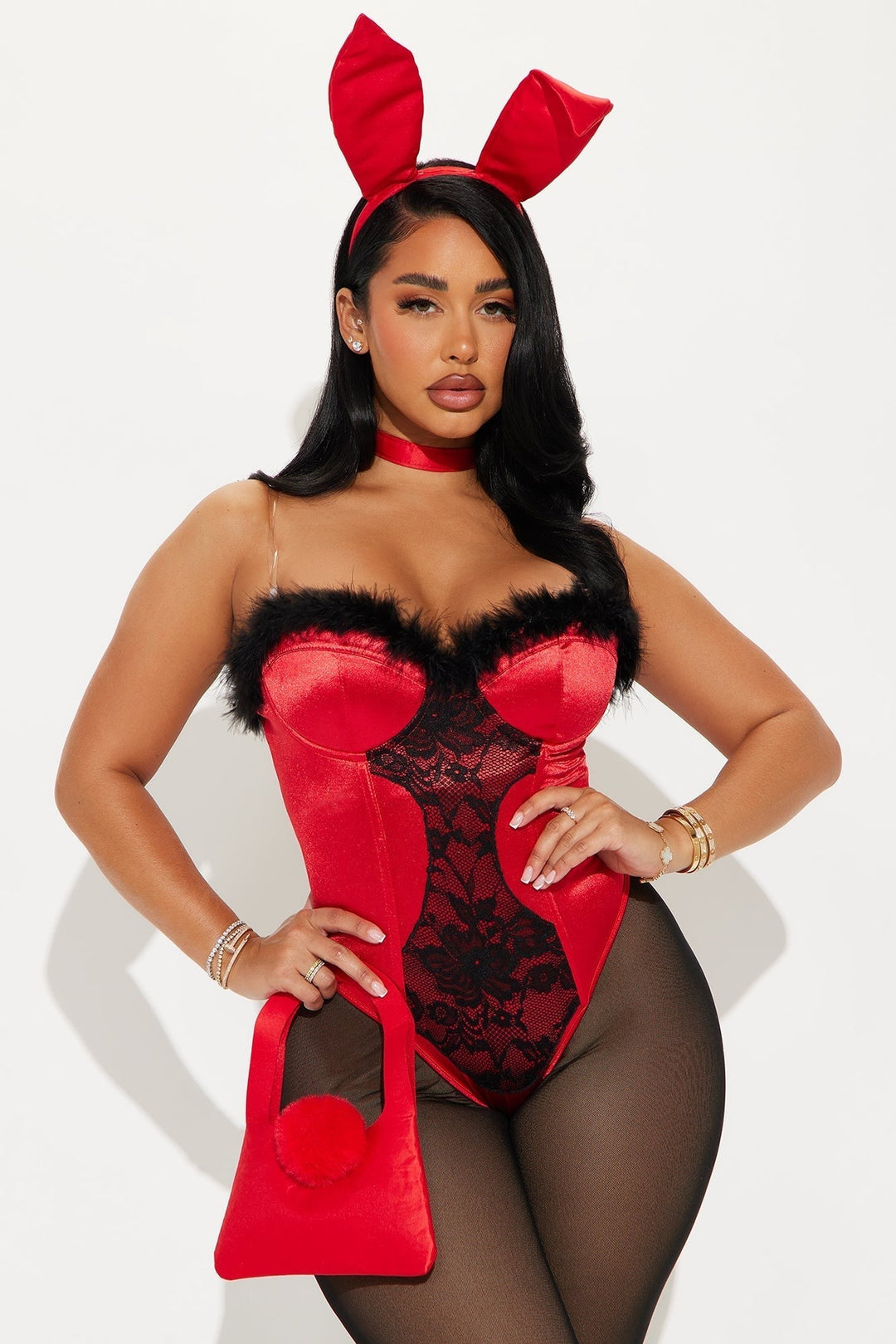 Plan rapproché, version rouge portée : body satin et dentelle noire bordé de plumes noires, oreilles, sac 1