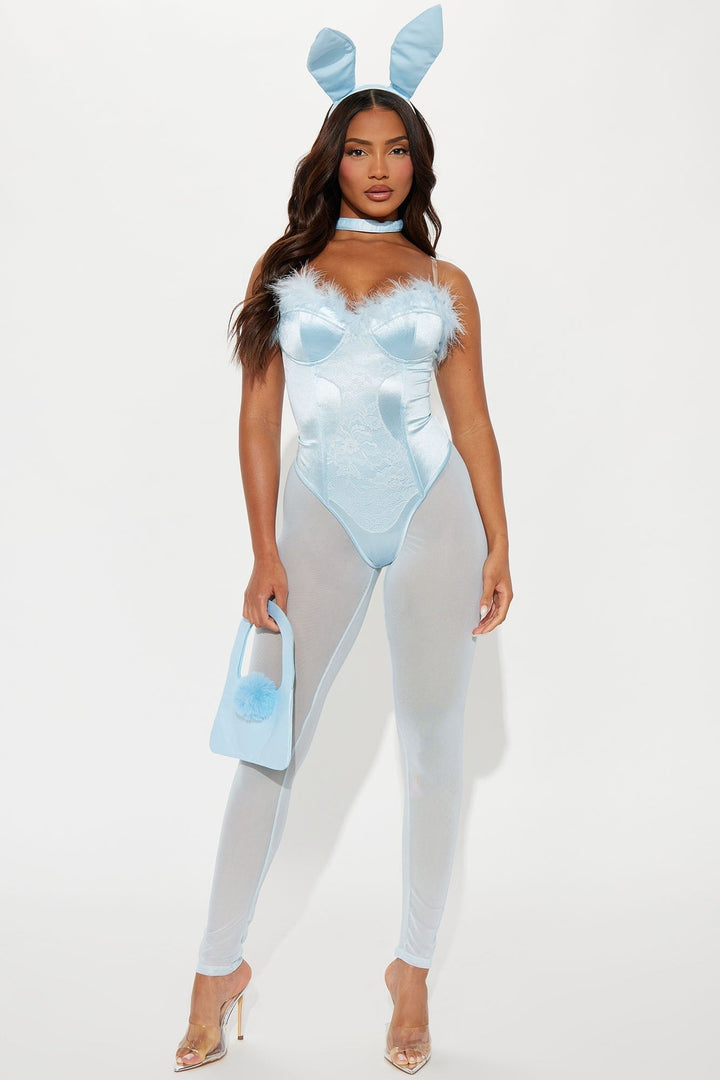 Version bleu ciel portée en pied : body satin bordé de plumes, leggings transparents, oreilles et sac 4