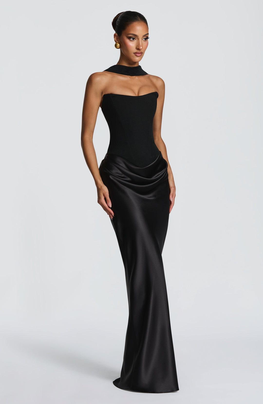 Robe noire portée par un mannequin, vue de trois quarts avec col montant en velours au-dessus du bustier 21