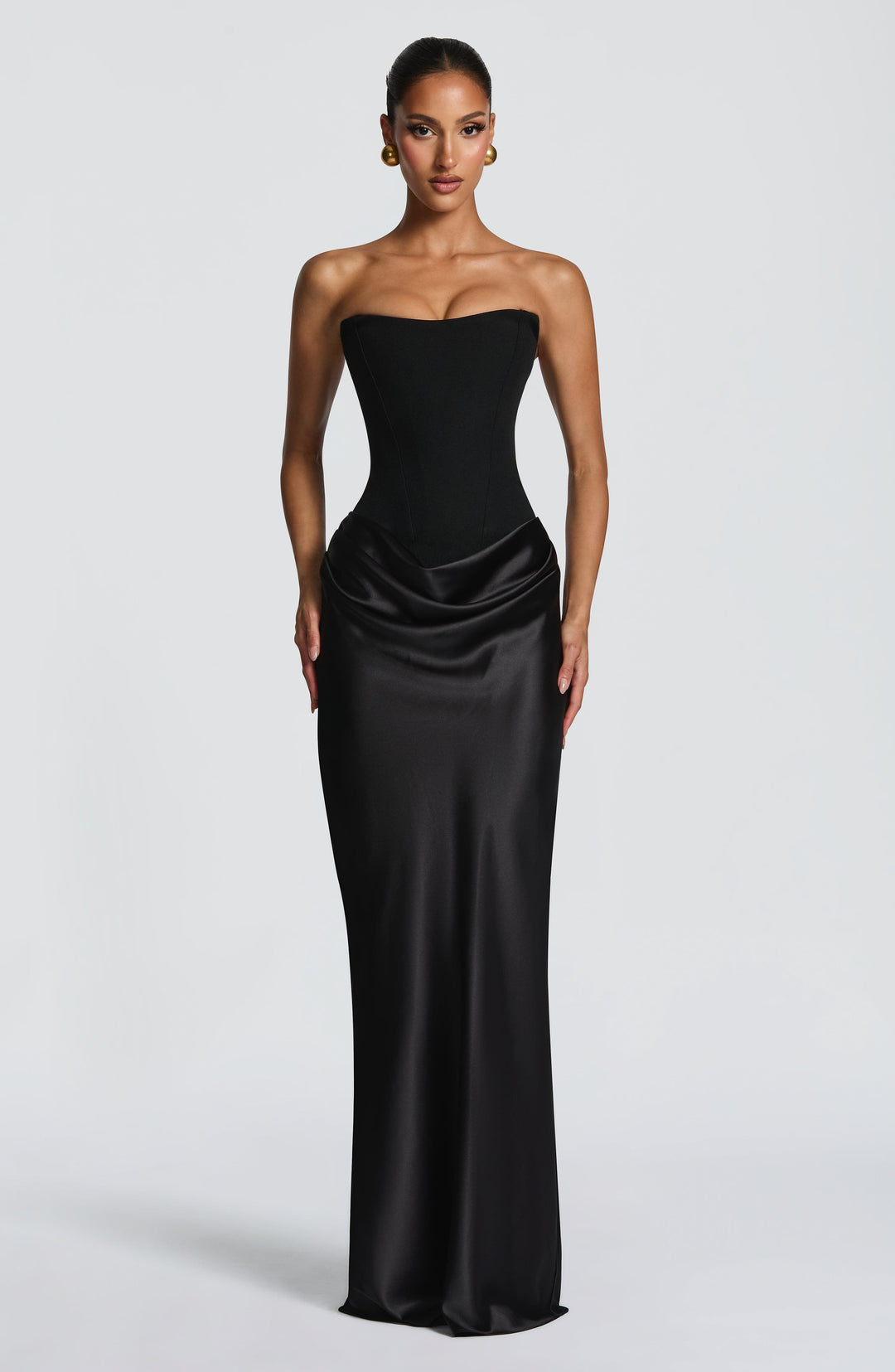 Robe noire portée par un mannequin, vue de face sur fond gris, bustier et jupe drapée 23
