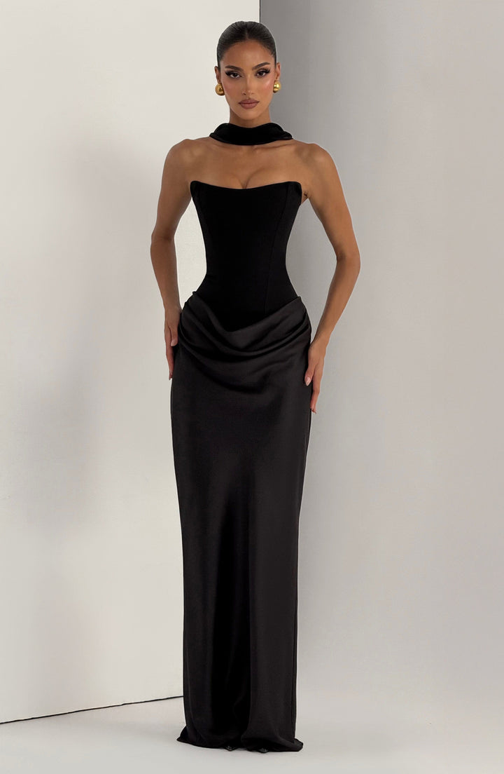 Robe noire avec col montant souple, mannequin de face les mains sur les hanches 26