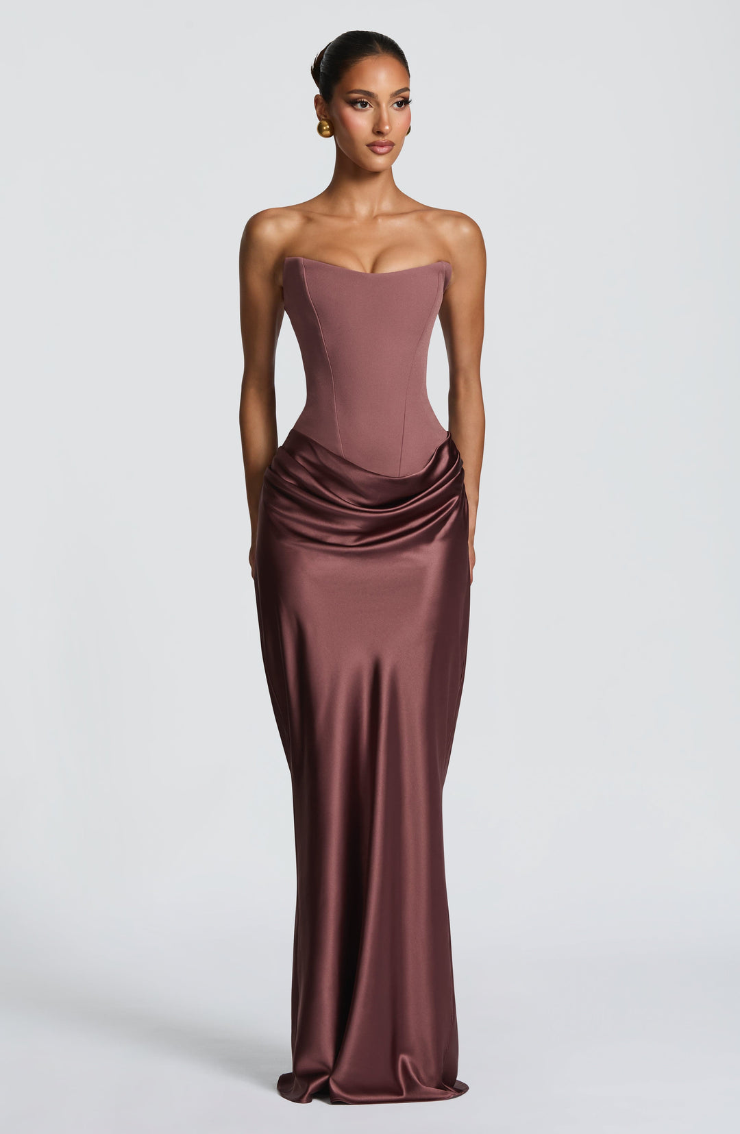 Robe chocolat portée de face, mannequin bras le long du corps, jupe drapée et longue 40