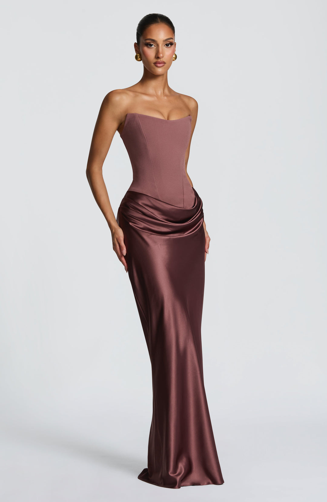 Robe chocolat portée par un mannequin, vue de trois quarts, drapé de la jupe en satin brillant 39