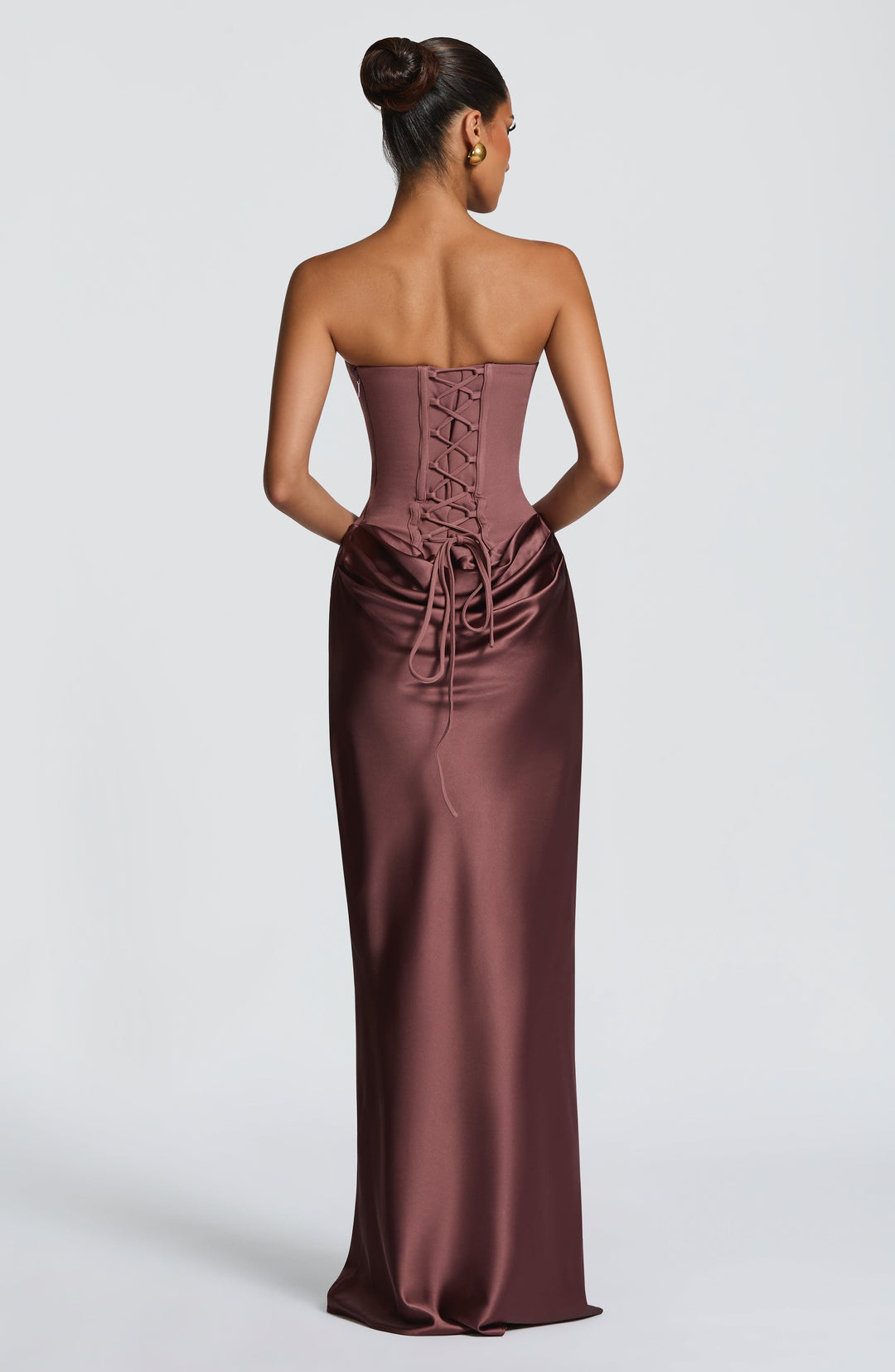 Vue de dos de la robe chocolat avec lacets croisés au corset et liens retombant sur la jupe 38