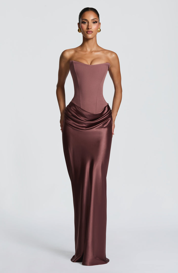 Robe maxi couleur chocolat portée par un mannequin, vue de face, bustier et jupe en satin 37