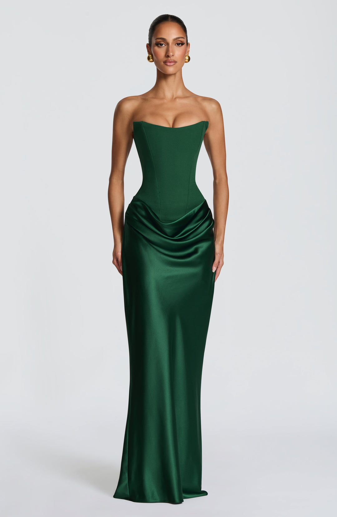 Robe maxi verte portée par un mannequin, vue de face, bustier et jupe en satin drapée 29