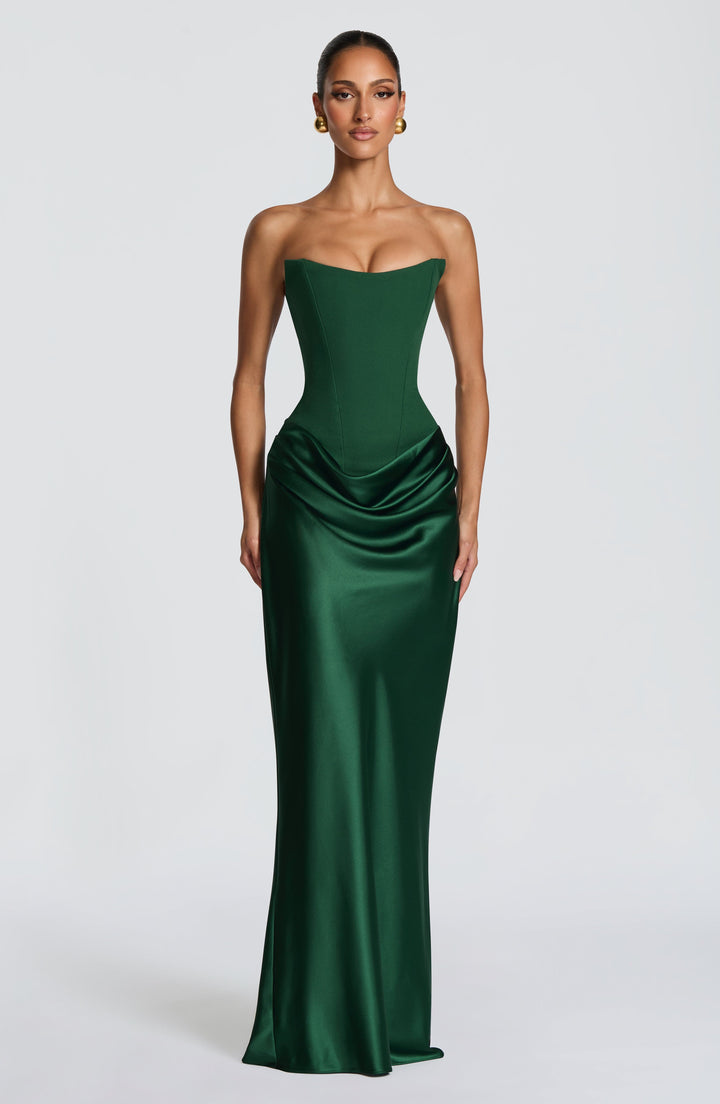 Robe maxi verte portée par un mannequin, vue de face, bustier et jupe en satin drapée 29
