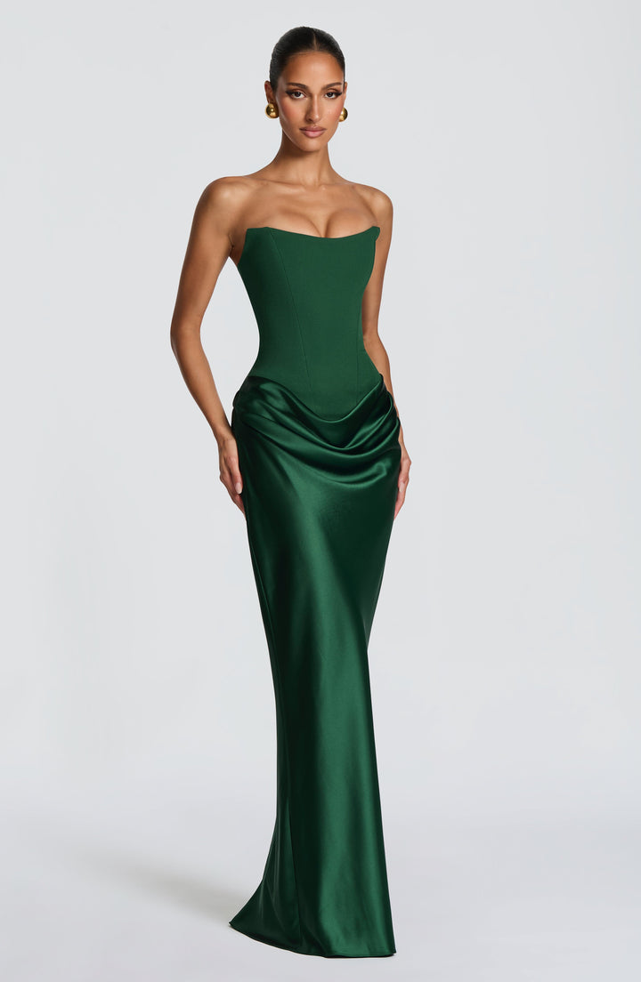 Robe verte portée par un mannequin, vue de trois quarts, jupe longue ajustée en satin 32