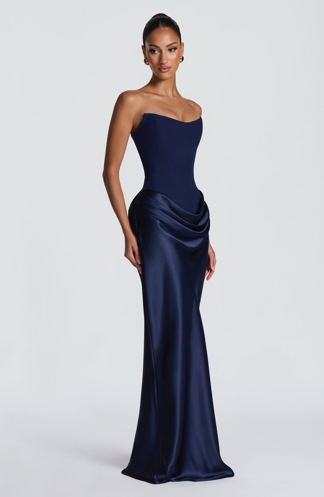 Mannequin en robe longue bleu marine, vue de trois quarts, drapé en satin sur la hanche 43