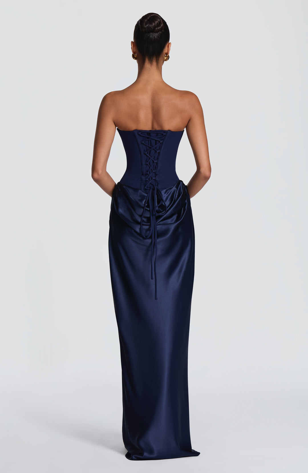Dos de la robe bleu marine portée, avec lacet de corset croisé et jupe satinée drapée 44