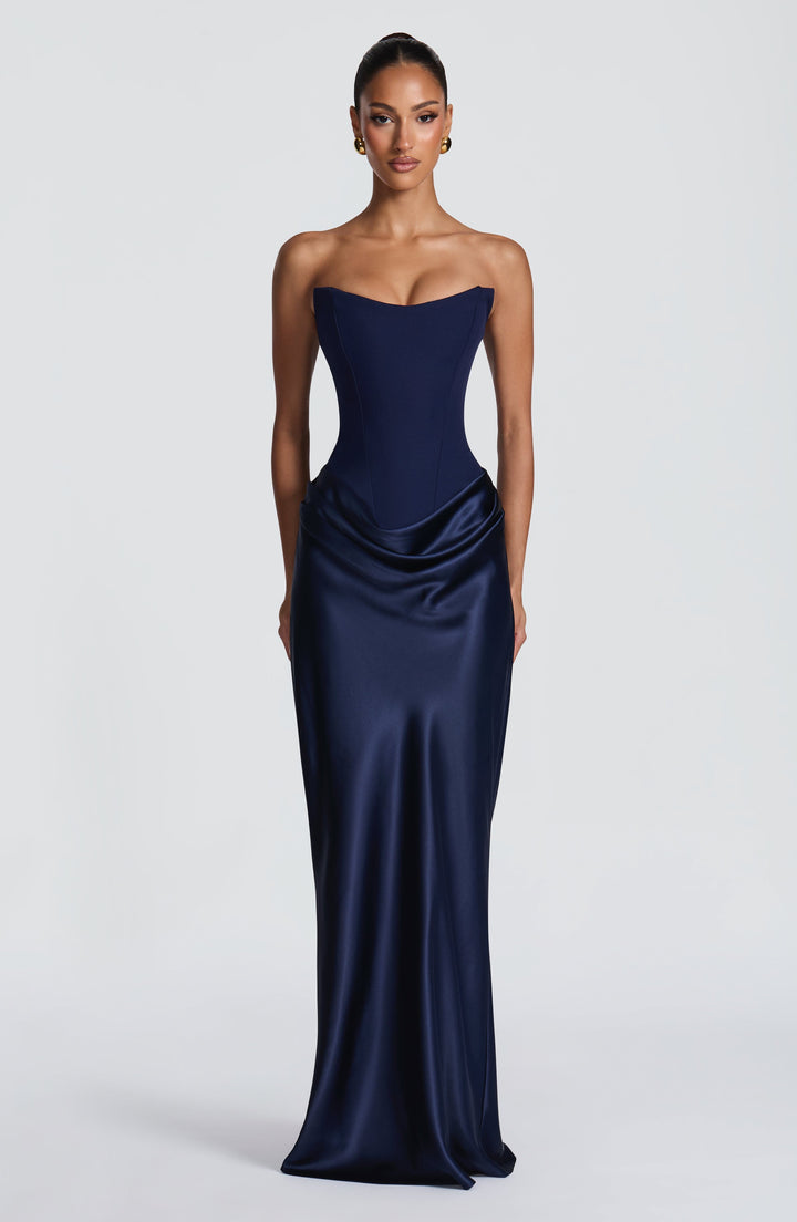 Robe bleu marine portée par un mannequin, vue de face, bustier ajusté et drapé de satin à la taille 42