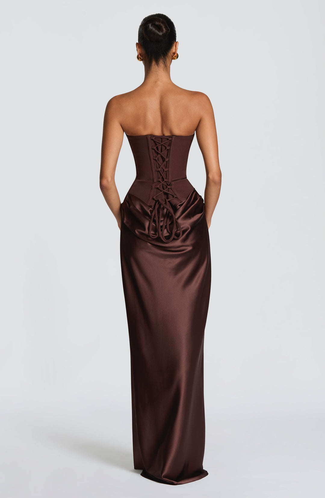 Vue de dos de la robe marron avec le laçage du corset et la jupe drapée 2