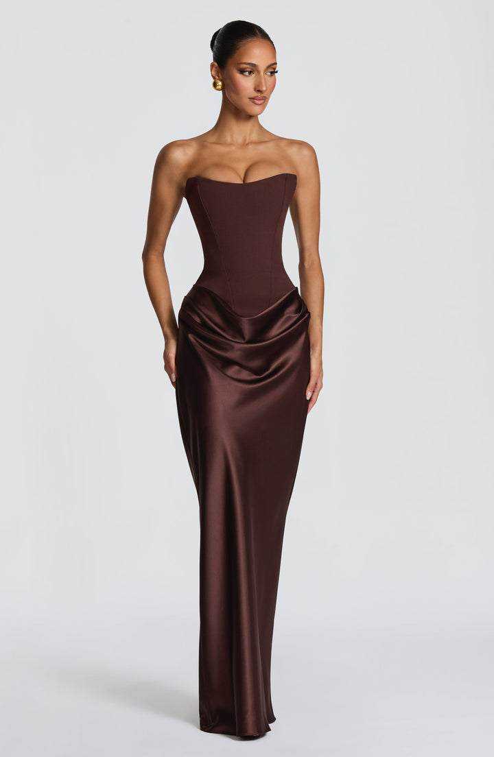 Robe marron portée de face sans foulard, buste corseté et longue jupe fluide en satin 5