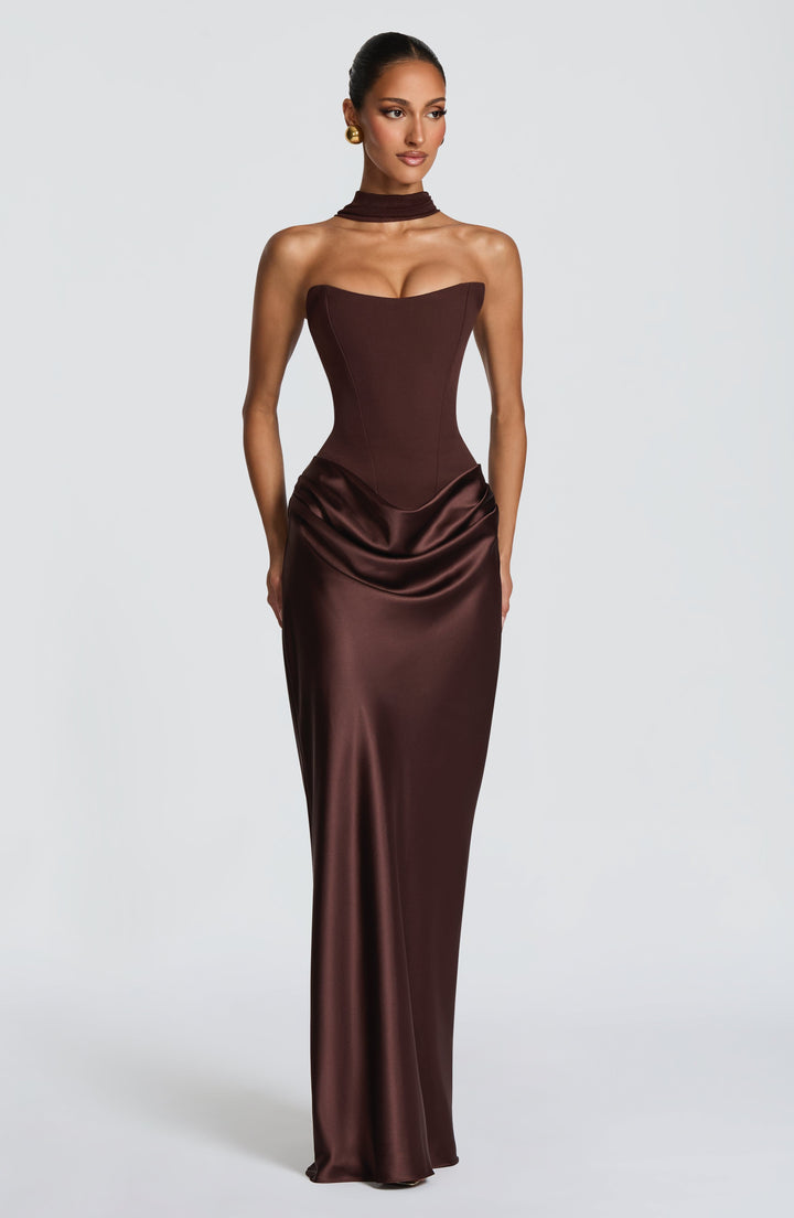 Vue de face de la robe marron chocolat portée avec un col foulard, fond gris uni 1
