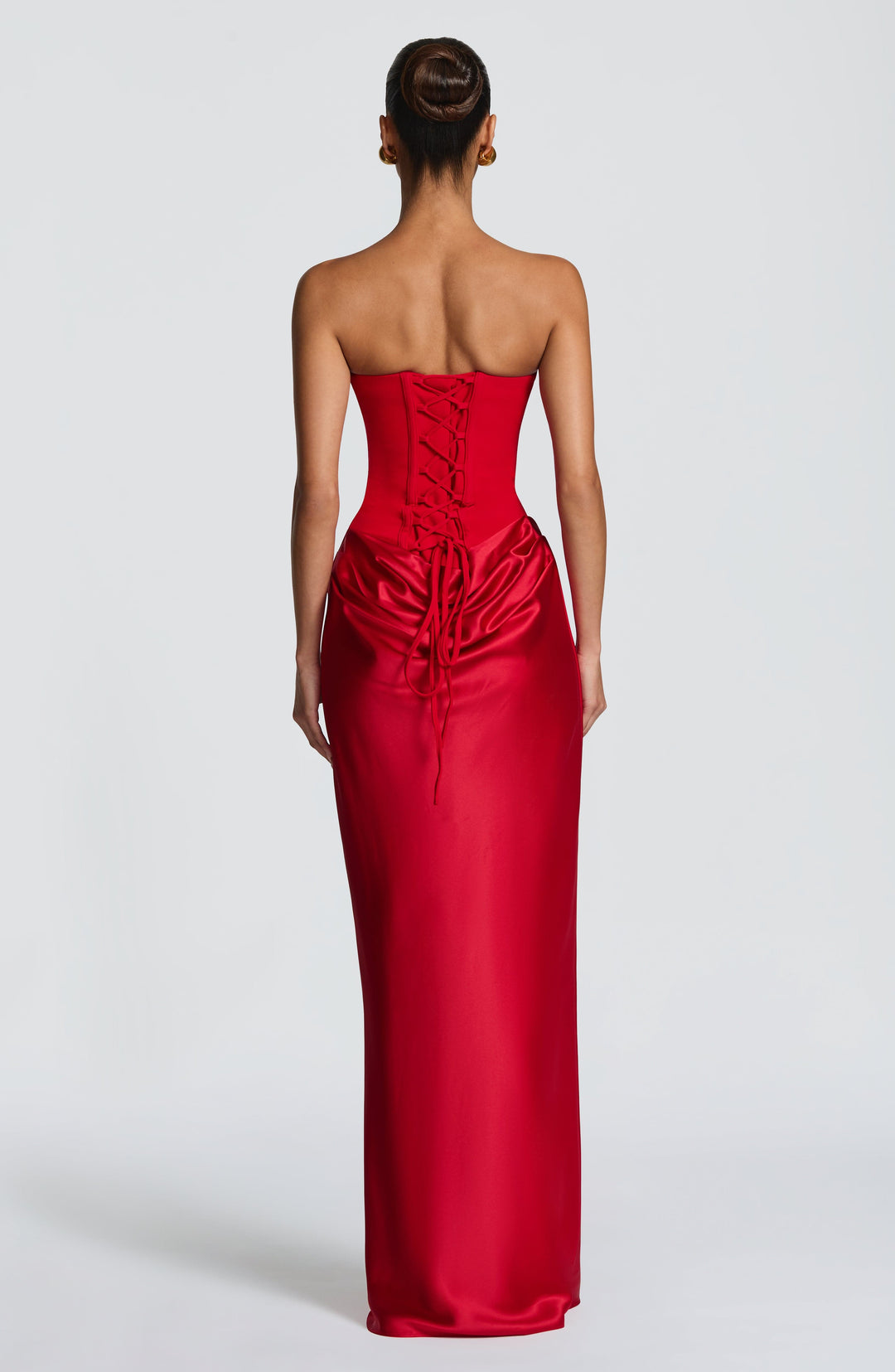Vue de dos de la robe rouge avec laçage du corset et jupe satinée drapée 12