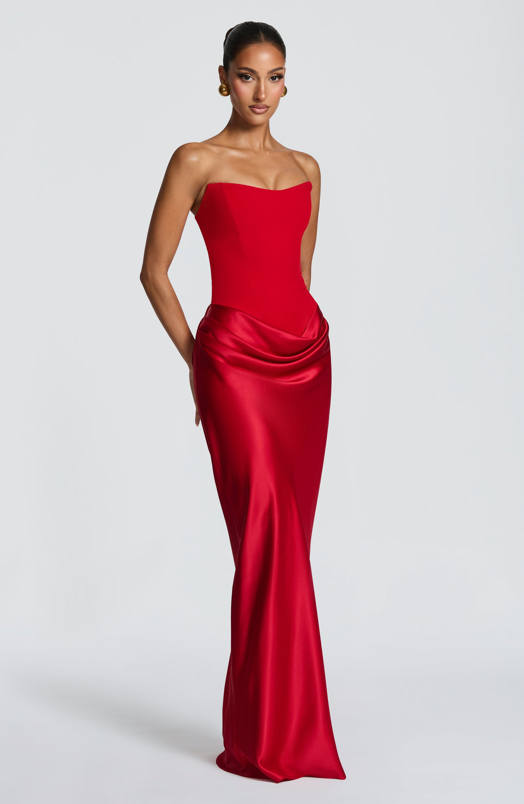 Robe rouge sans foulard, vue de trois quarts, drapé du satin sur la hanche 17