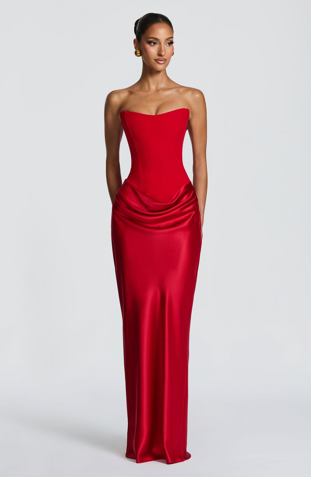 Robe rouge de face, mains le long du corps, corset et jupe longue en satin 18