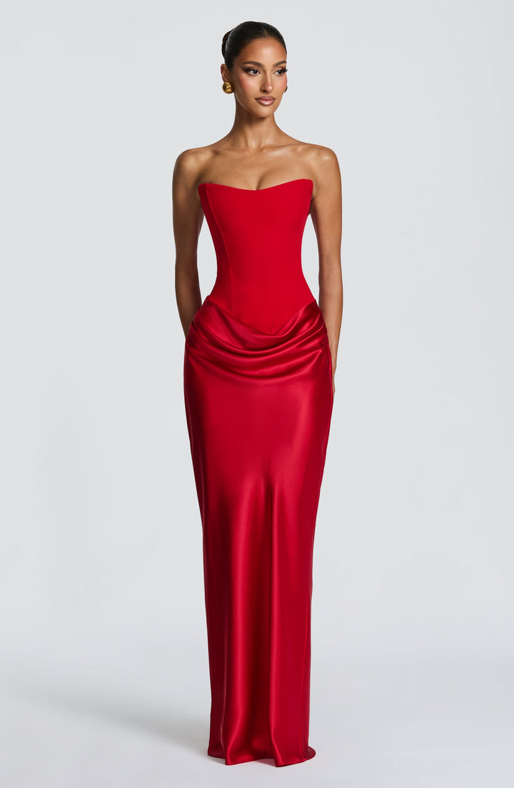 Robe rouge de face, mains le long du corps, corset et jupe longue en satin 18