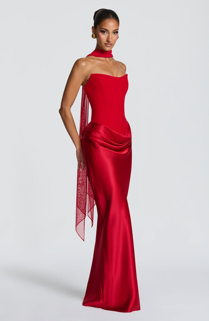 Robe rouge de trois quarts, avec foulard en voile transparent qui tombe sur le côté 13
