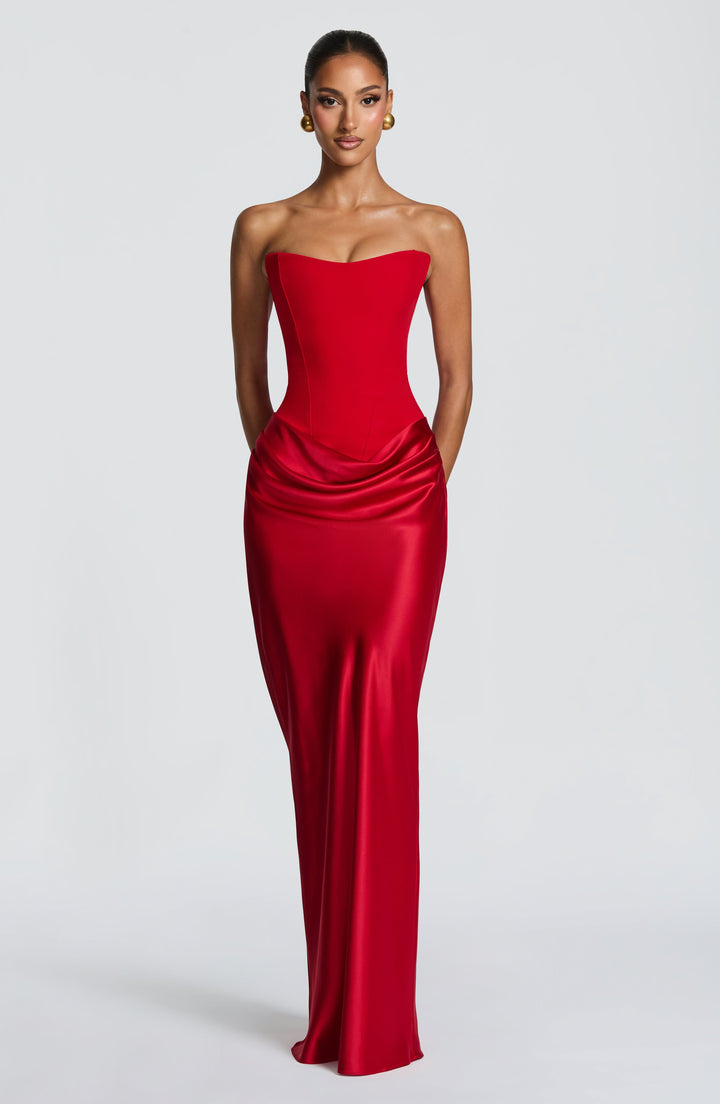 Robe rouge portée de face sans foulard, corset sans bretelles et jupe satinée drapée 16