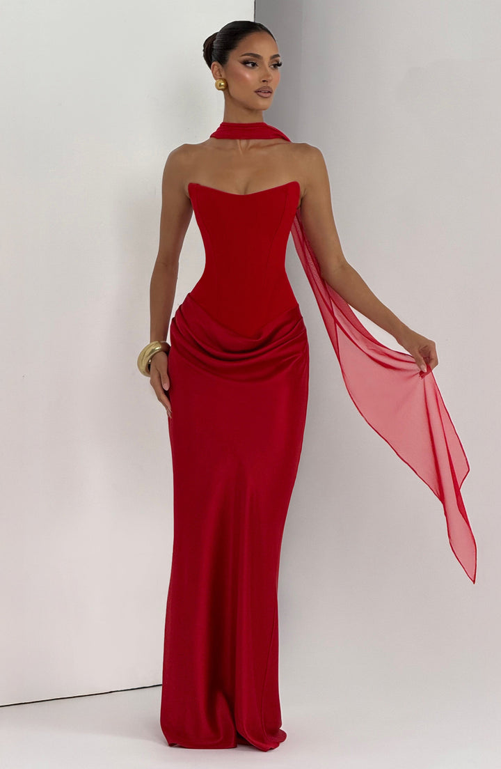 Robe rouge avec voile transparent tenu en l'air, bracelet doré, fond blanc et gris 19