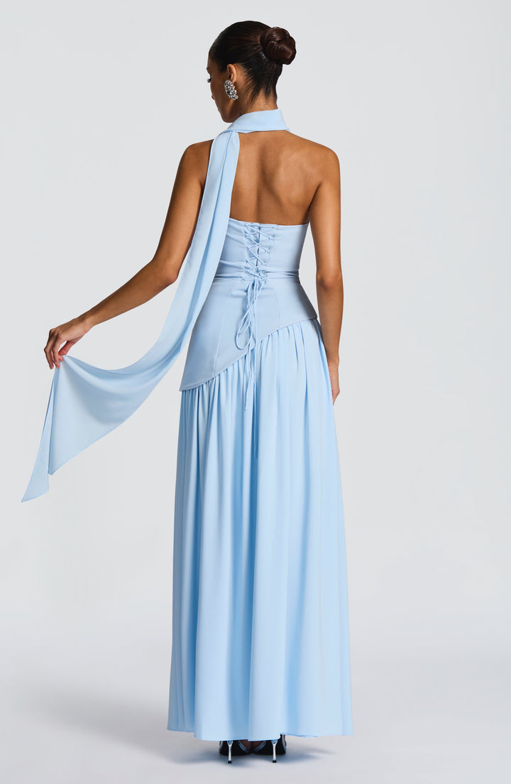 Dos de la robe bleu ciel avec lacet de corset, écharpe en drapé sur le bras et jupe ample 26