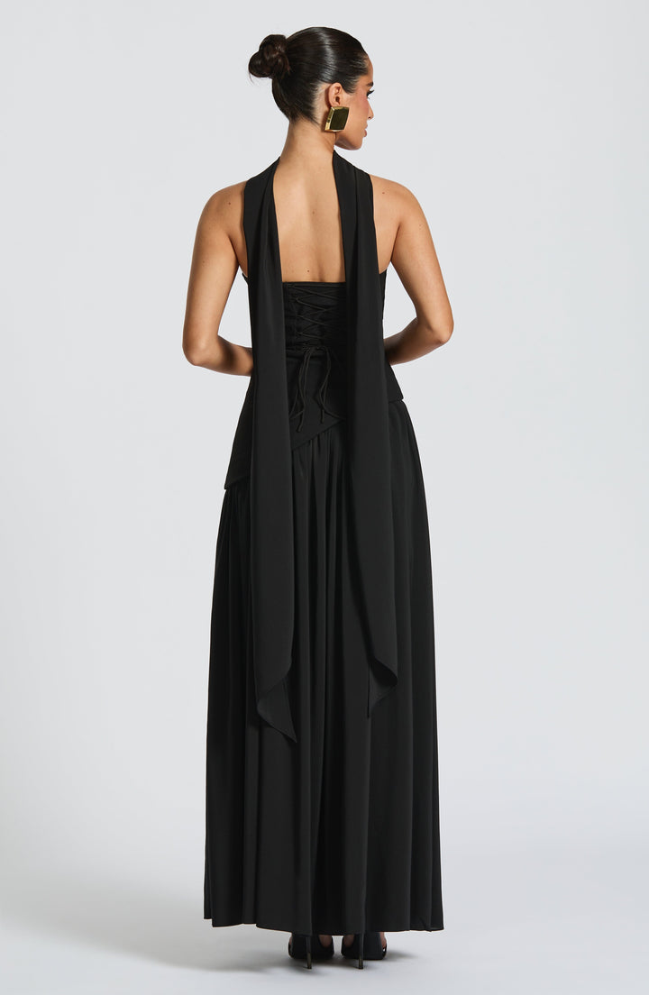 Dos de la robe noire, laçage de corset et large écharpe croisée tombant dans le dos 9