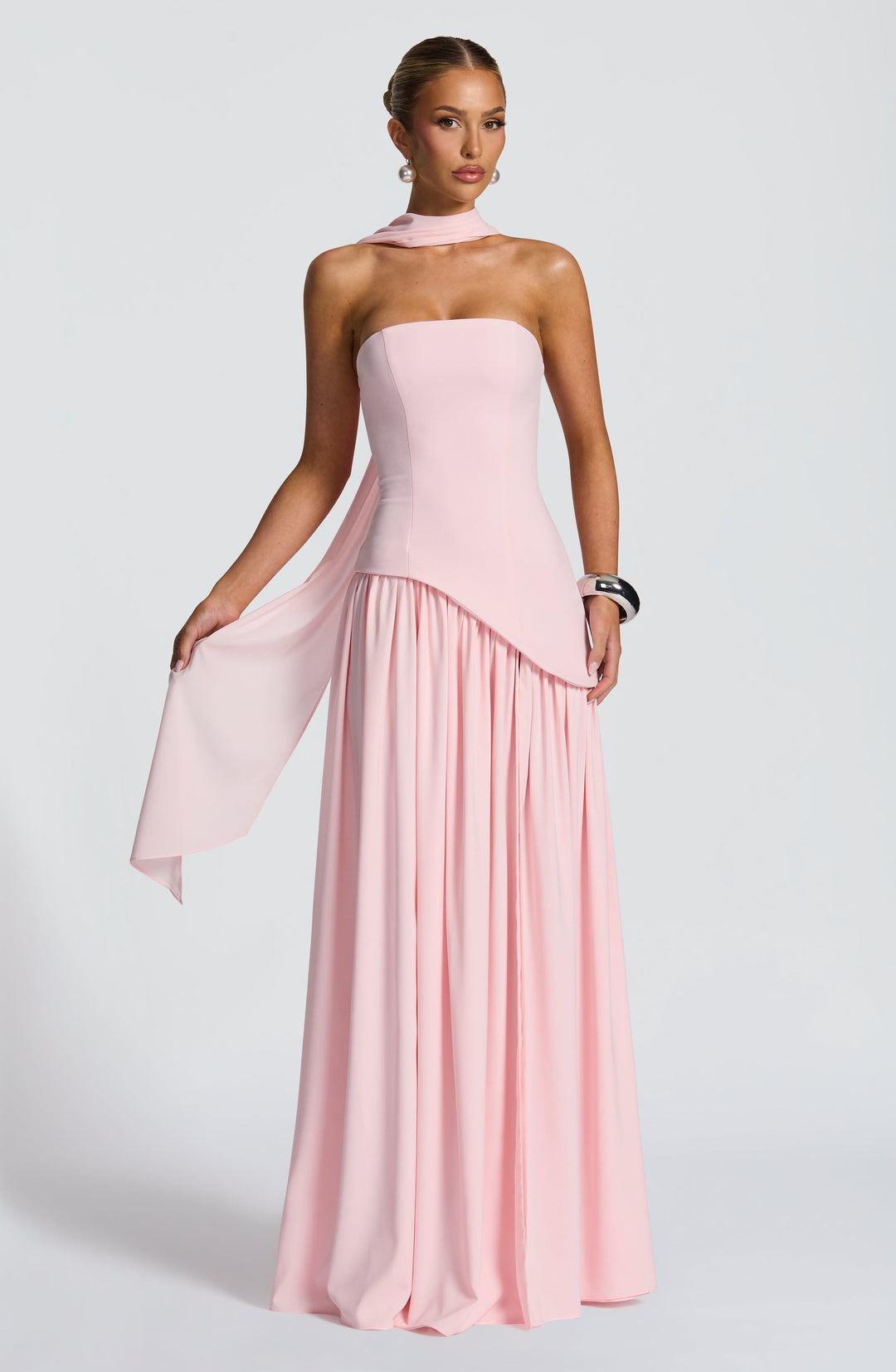 Robe rose pâle portée de face, bustier asymétrique, écharpe au cou et longue jupe froncée 22