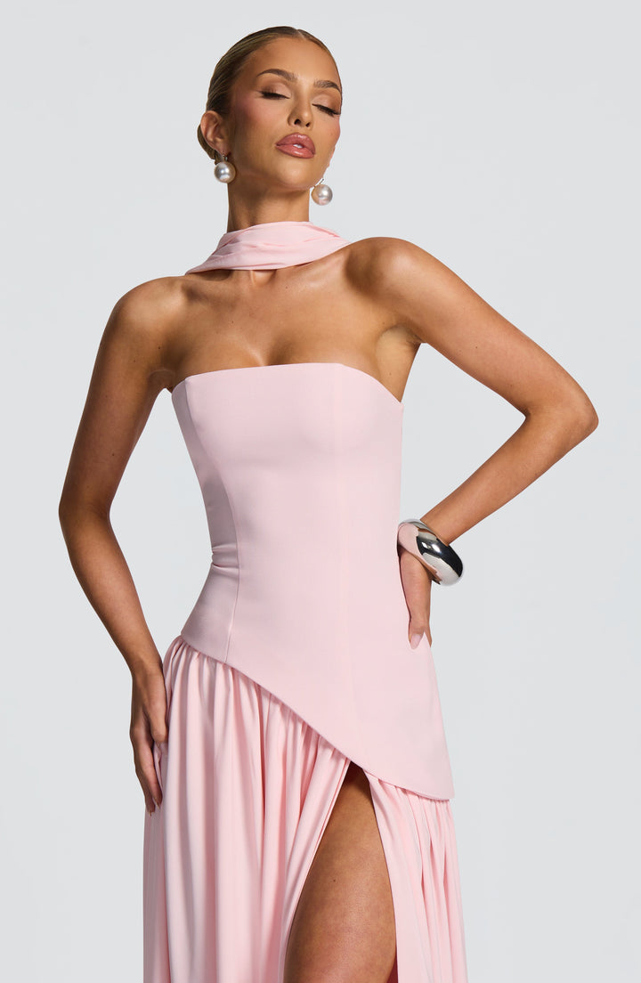 Gros plan sur le buste de la robe rose pâle, écharpe nouée au cou et fente de la jupe 24