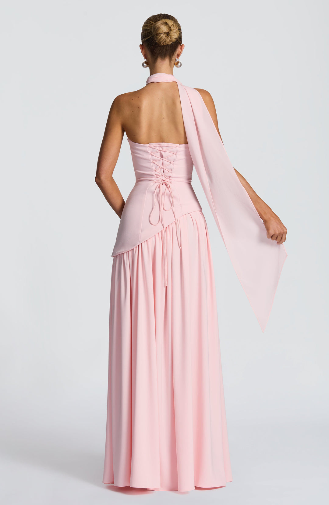 Dos de la robe rose pâle, bustier bustier lacé, longue écharpe drapée sur l'épaule et jupe fluide 21
