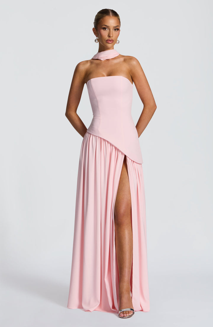 Robe rose pâle de face, bras dans le dos, bustier asymétrique, écharpe au cou et fente haute 20