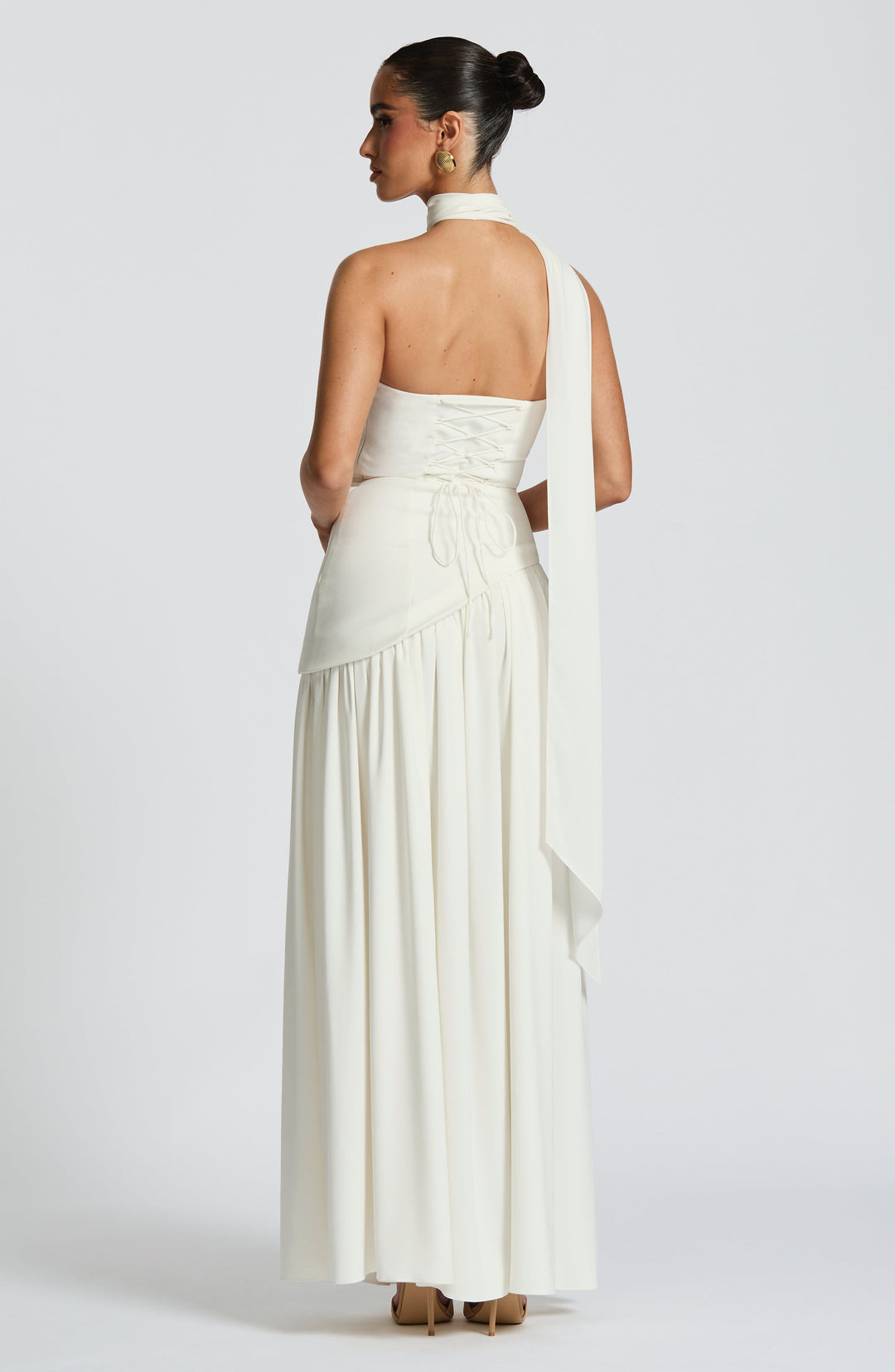 Dos de la robe blanc cassé, lacet de corset, écharpe en drapé et jupe fluide 37