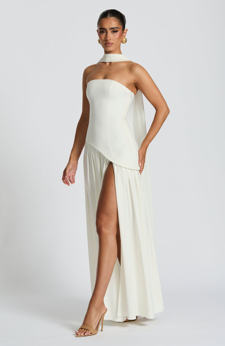 Robe blanc cassé vue de trois quarts, jupe fendue haut, écharpe tombant dans le dos et fermeture latérale 35