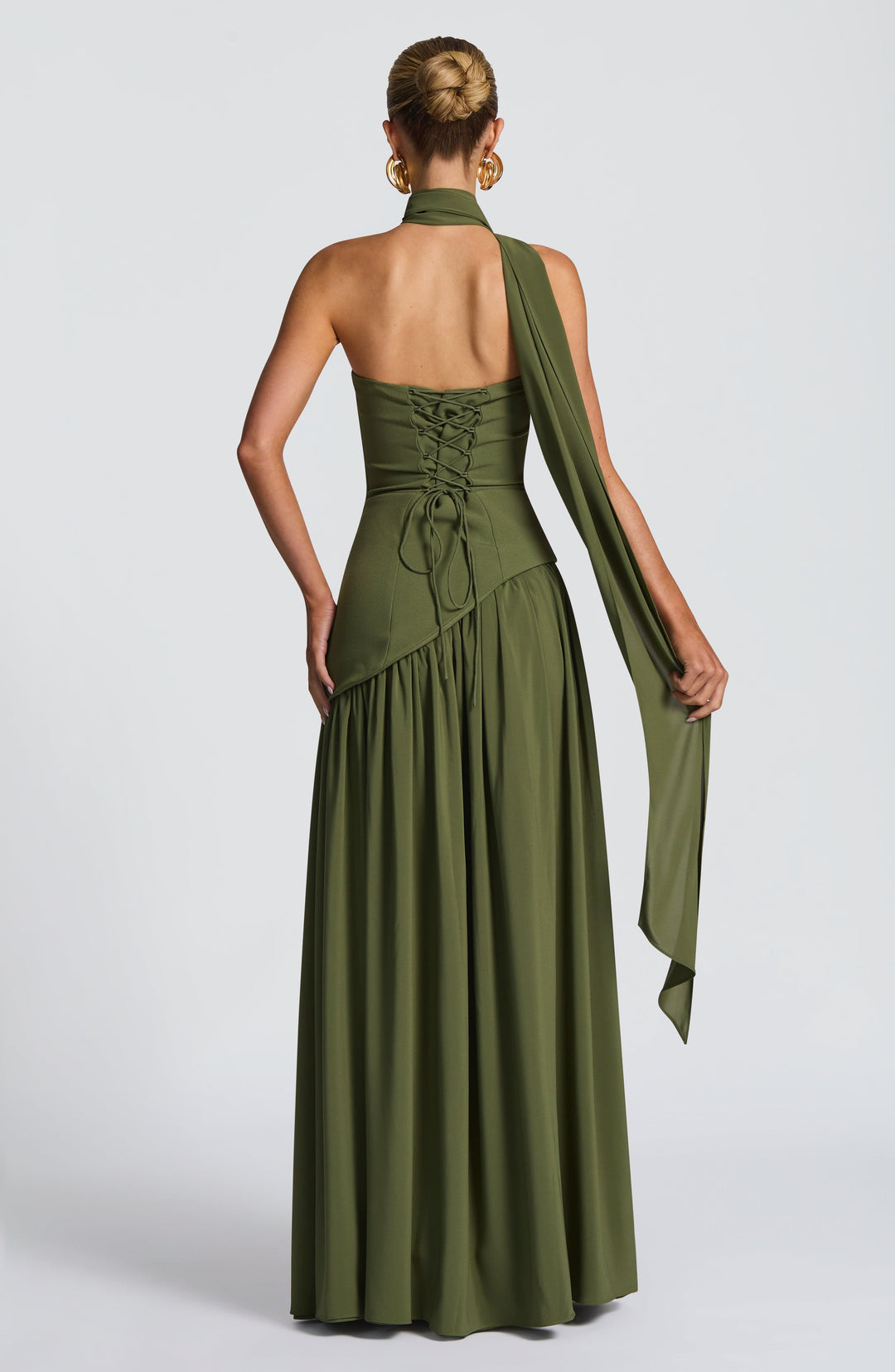 Dos de la robe vert olive, lacet de corset, écharpe drapée sur le bras et jupe longue 32