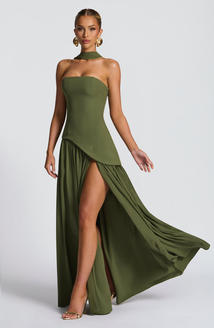 Robe vert olive en mouvement, jupe fluide qui s'envole, bustier asymétrique et fente haute 31