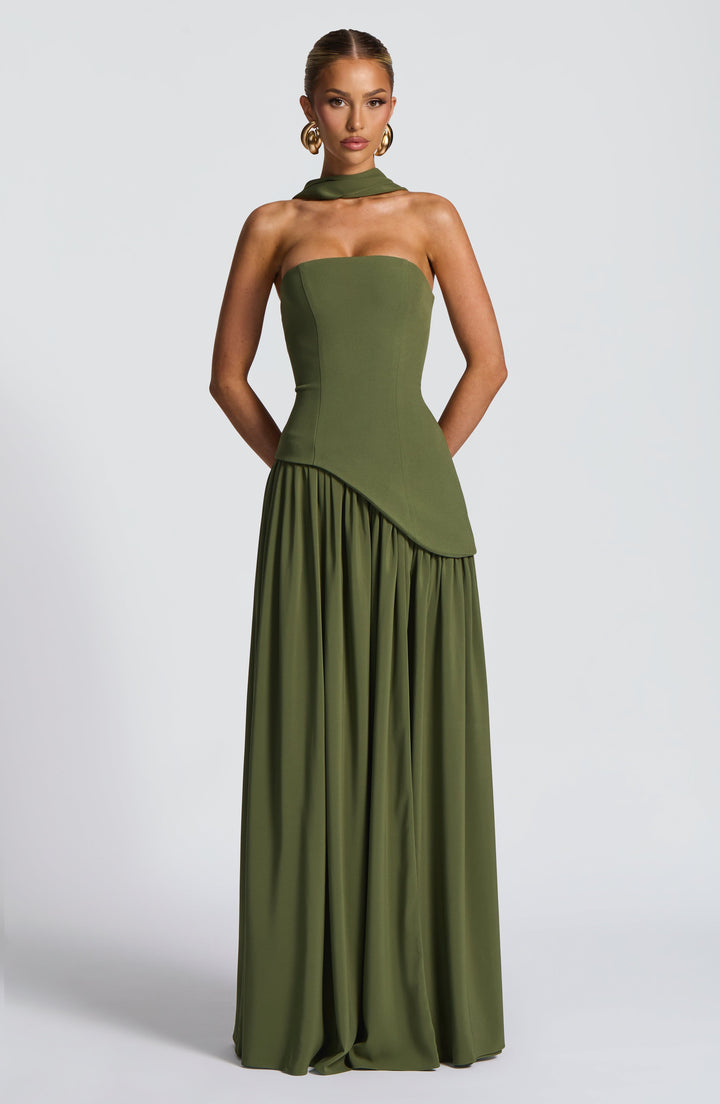Robe vert olive vue de face sans fente apparente, bustier sans bretelles, col écharpe et jupe froncée 33