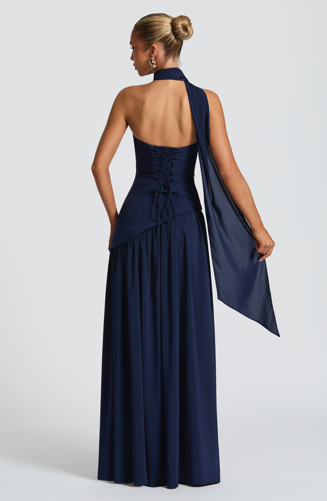Dos de la robe bleu marine avec laçage de corset et écharpe drapée sur une épaule 12