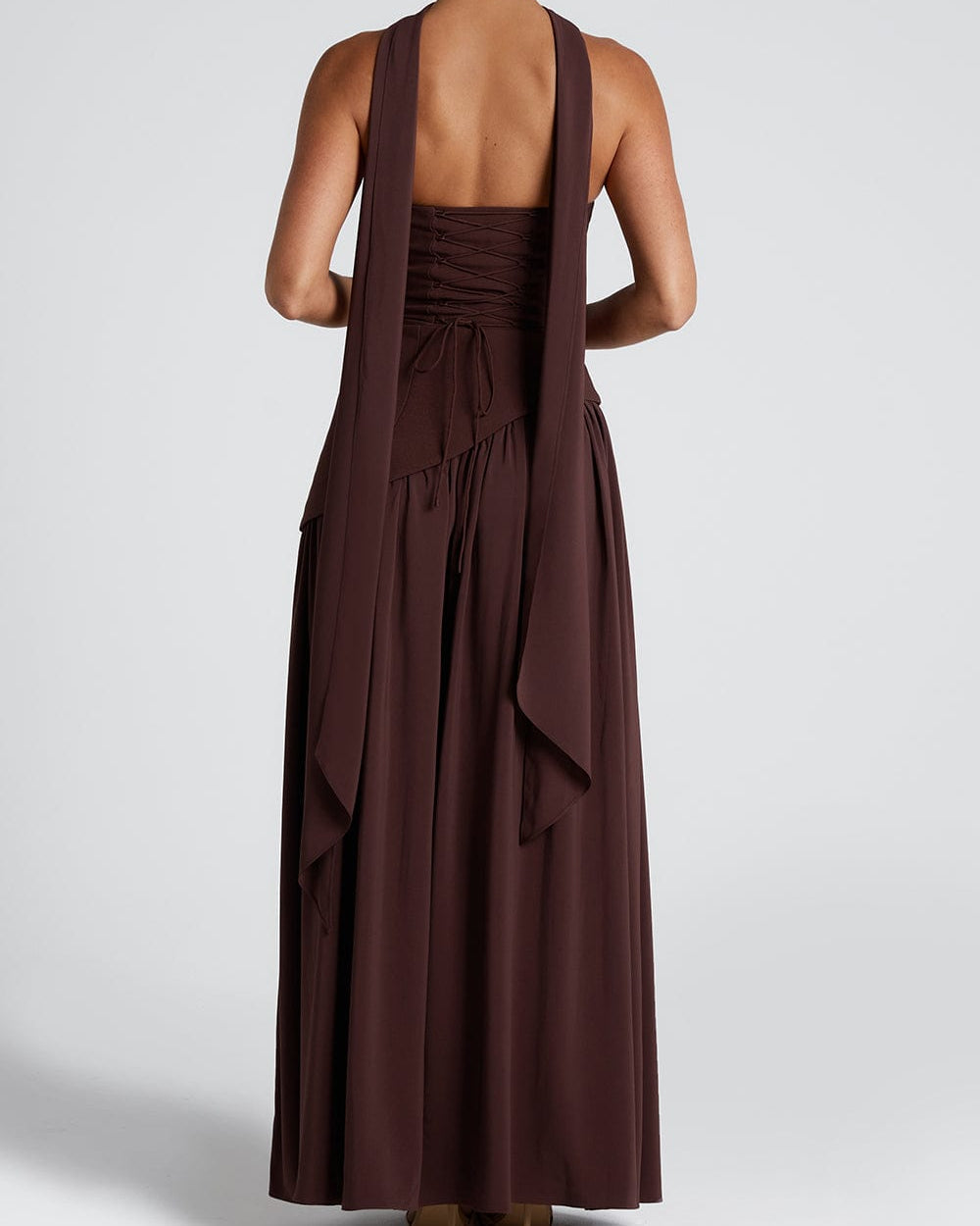 Dos de la robe chocolat avec corset lacé et écharpe croisée dans le dos 3