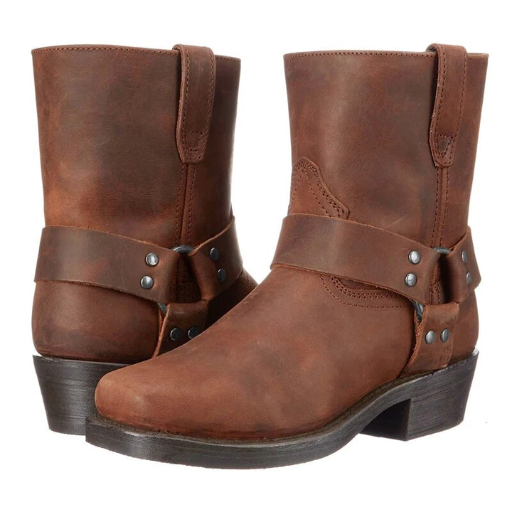 Paire de bottes en cuir marron avec sangles cloutées à la cheville, posée de face, une botte vue de côté. 4