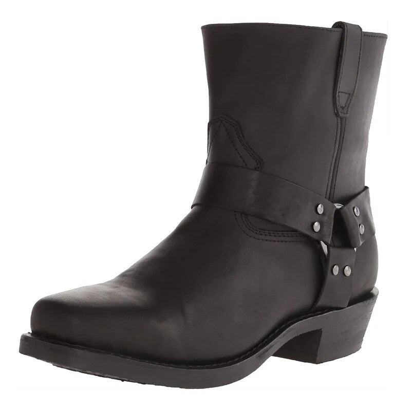 Botte en cuir noir vue de trois quarts, avec sangle à anneau et rivets autour de la cheville et talon bas. 2