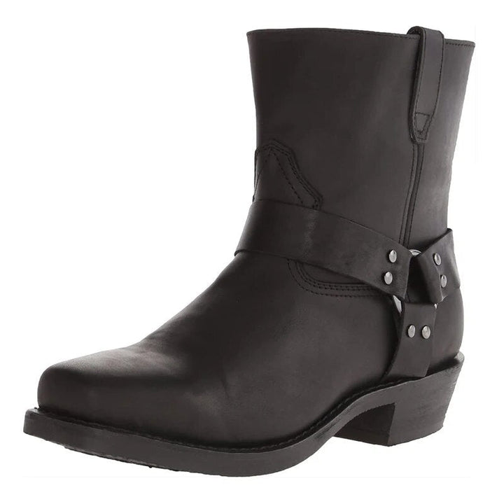 Botte en cuir noir vue de trois quarts, avec sangle à anneau et rivets autour de la cheville et talon bas. 2
