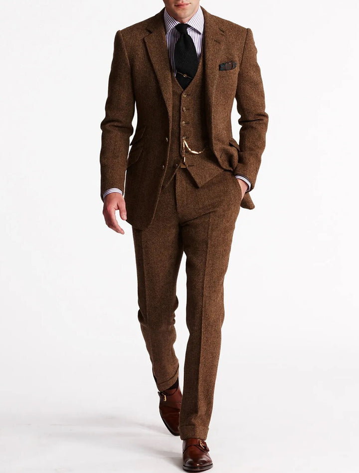 Costume trois pièces en tweed à chevrons brun roux porté par un mannequin, chaîne de gousset visible 1