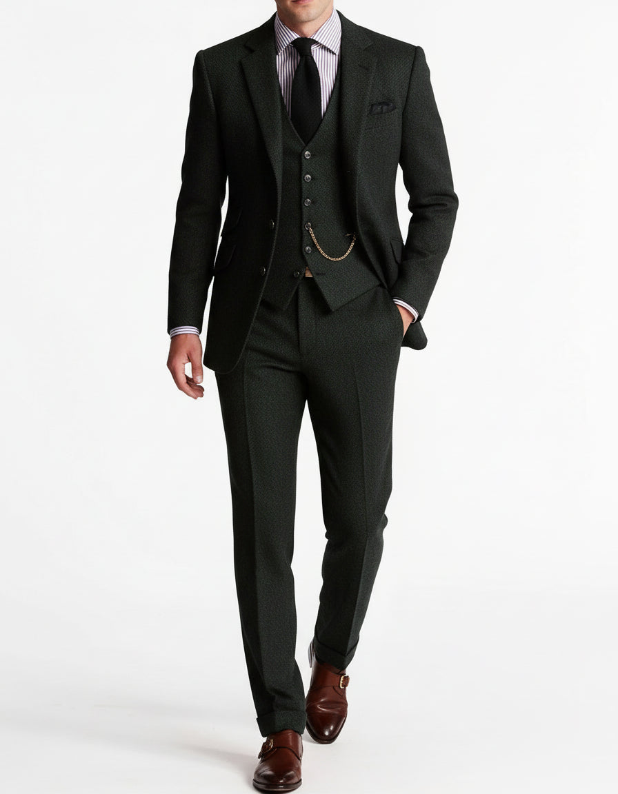 Costume trois pièces vert très foncé, presque noir, porté avec chemise rayée, cravate noire et chaîne de gousset 2