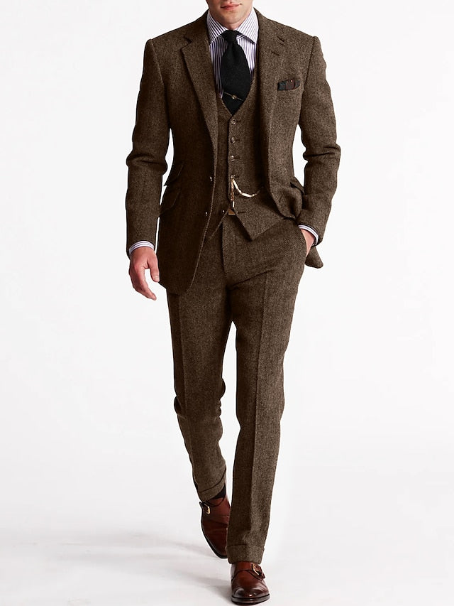 Costume trois pièces en tweed brun chocolat porté en marchant, une main dans la poche, chaussures marron 3