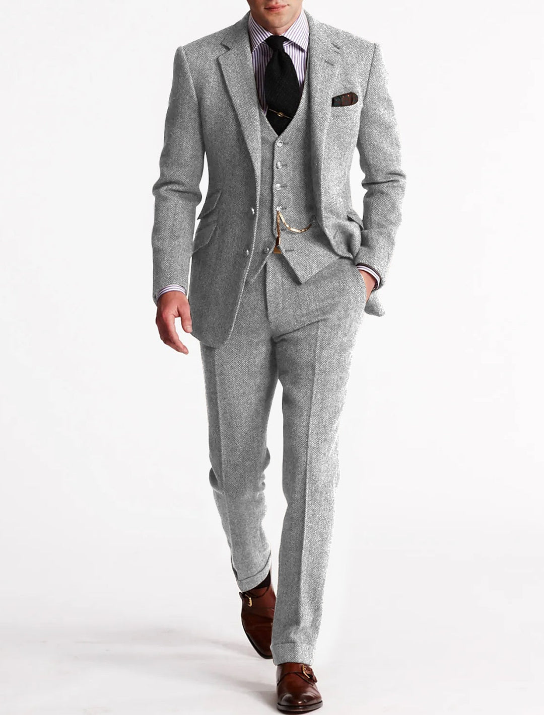 Costume trois pièces en tweed à chevrons gris clair porté avec cravate noire et chaussures à boucle 4