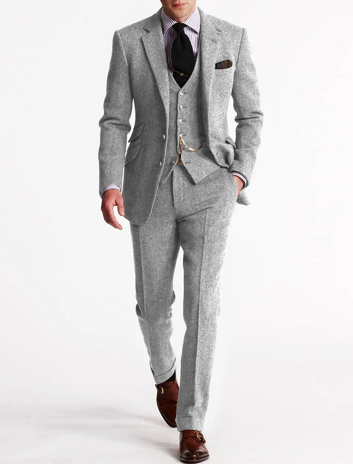 Costume trois pièces en tweed à chevrons gris clair porté avec cravate noire et chaussures à boucle 4